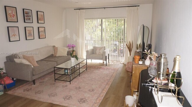 Foto del edificio - 7953 SW 104th St