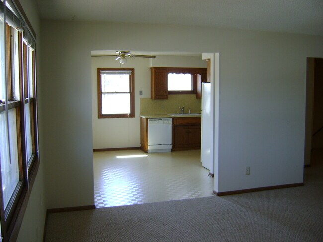 Sala de estar con vista a la cocina y al comedor. - 2233 5th Ave, NE