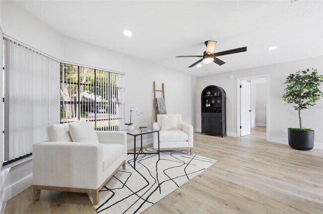 Foto del edificio - 645 Rosemere Cir