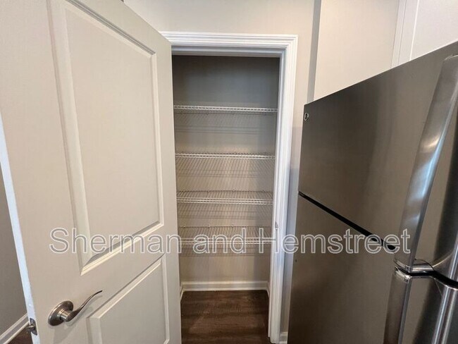 Foto del edificio - 645 Dobhill Ln