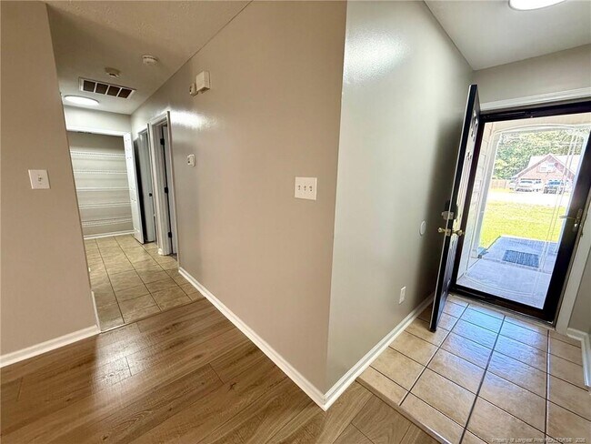 Building Photo - 604 Raven Pl