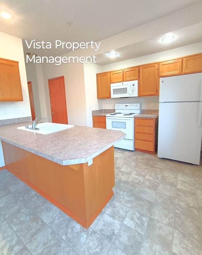 Building Photo - 2 Bedroom 2.5 bath BIG Townhouse with garage - minutes from JBLM East Gate