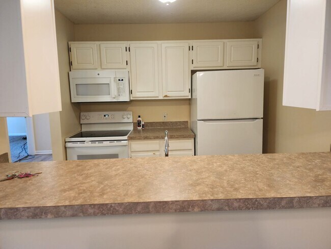 Kitchen - 512 Carom Cir