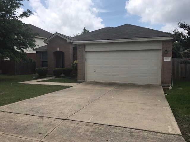 Building Photo - Beautiful single story home with covered p...