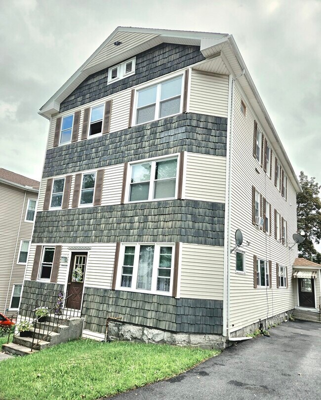 Building Photo - 2 Village St
