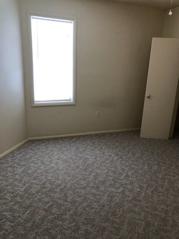 Bed - 209 E Potomac St
