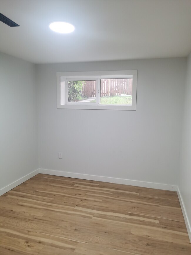 Building Photo - 5236 Dalhousie Dr NW