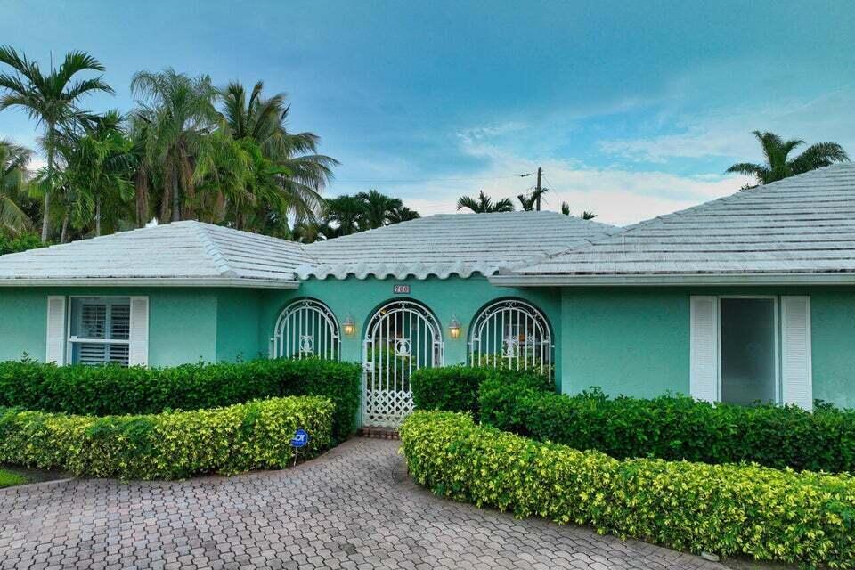 Primary Photo - 700 Valencia Dr