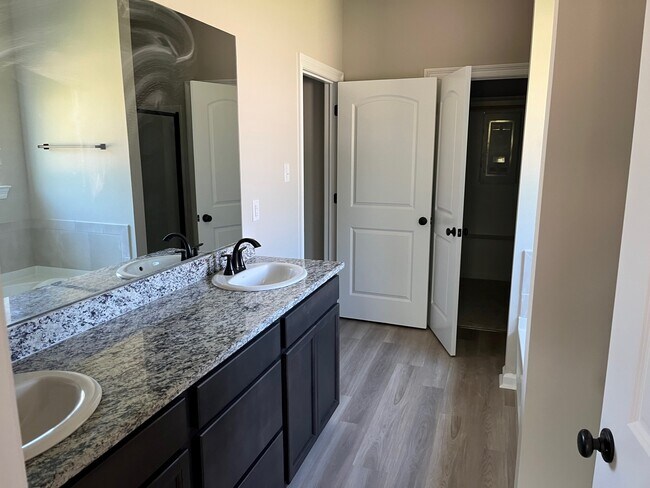Building Photo - 41287 Jolane Dr