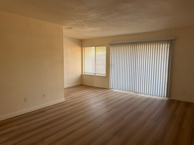 Foto del edificio - 7721 McClintock Way
