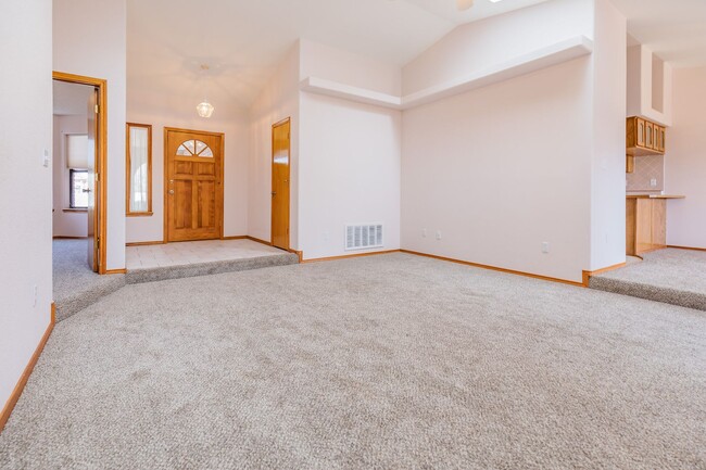 Building Photo - Inviting 3 Bed 2 Bath - Pet Friendly!