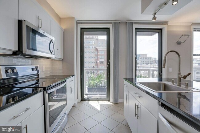 Foto del edificio - 616 E Street NW Unit 718