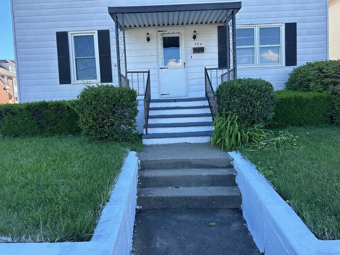 Primary Photo - 704 Highland Ave