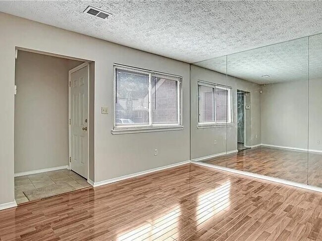 Foto del edificio - 28 Country Pl Ct