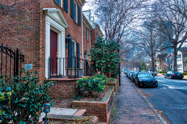 Foto del edificio - 520 N Poplar St