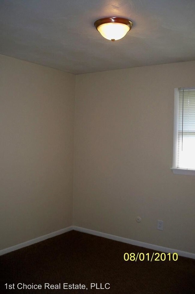 Building Photo - 2817 Stoneleigh Dr