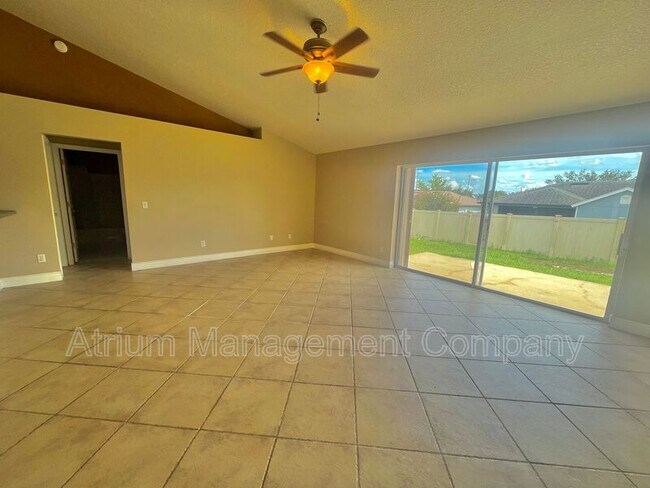 Foto del edificio - 1935 Lynn River Dr