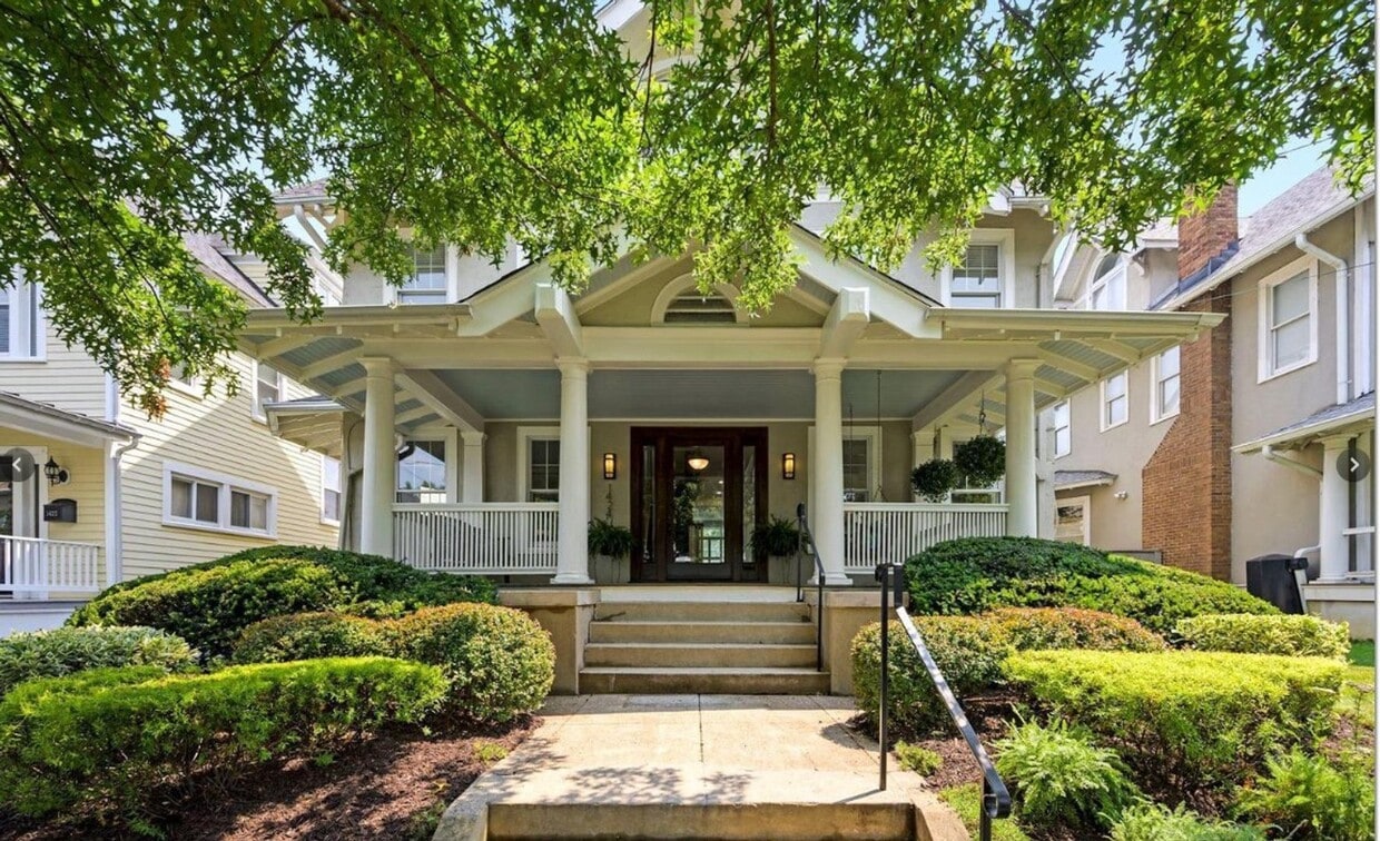 Primary Photo - Sunny, Spacious, & Spectacular