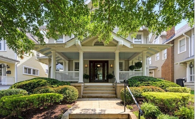 Sunny, Spacious, & Spectacular - Sunny, Spacious, & Spectacular House
