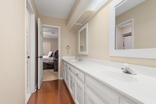 Building Photo - 16130 Hexham Dr