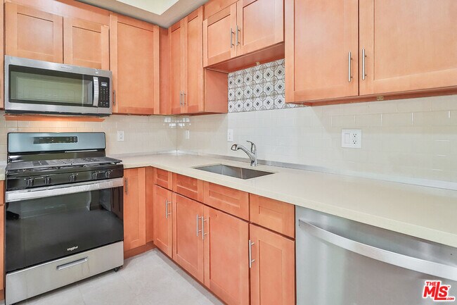Foto del edificio - 7132 Farralone Ave