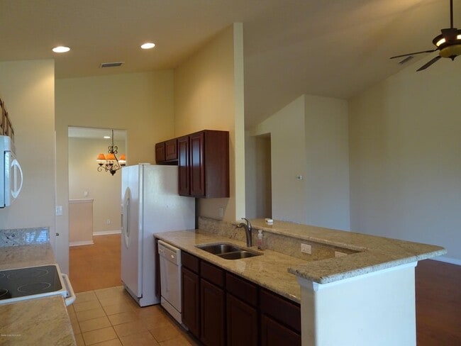 Kitchen - 1020 Venetian Dr