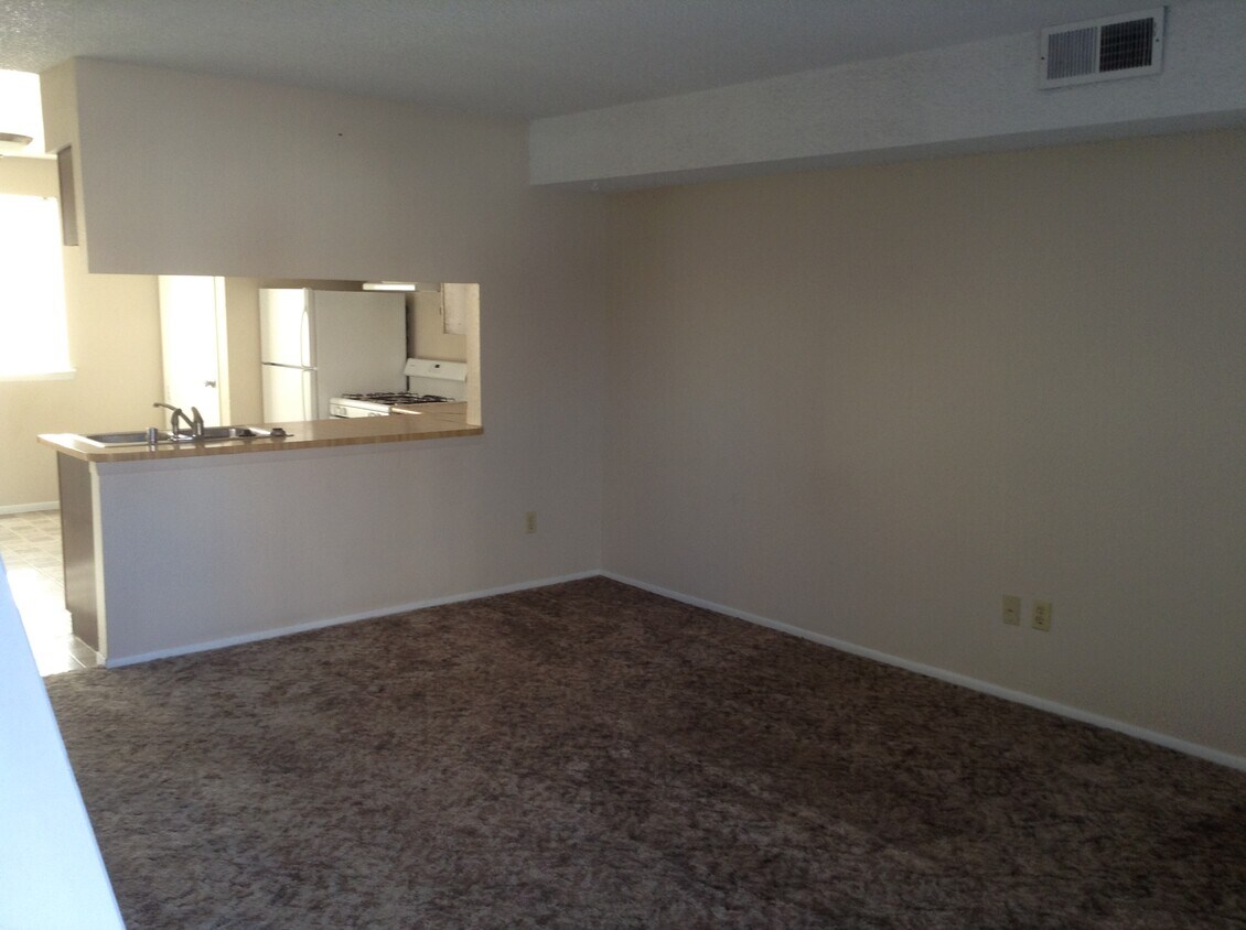 Primary Photo - 2500 N Lee Ave