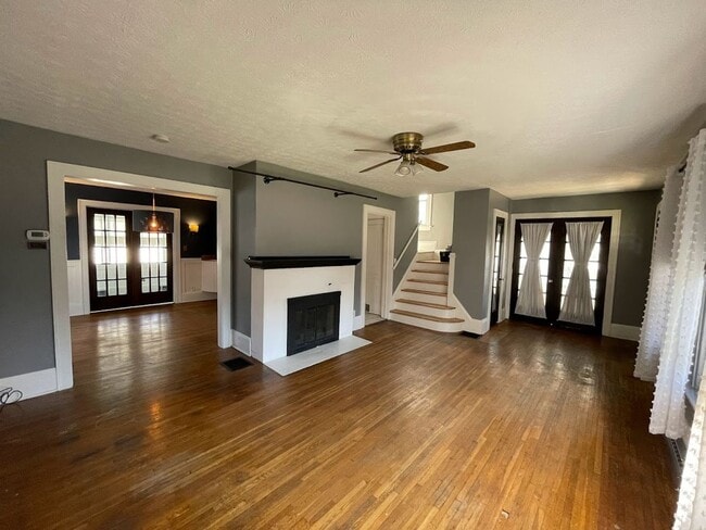 Building Photo - Three bedroom one bathroom home for rent