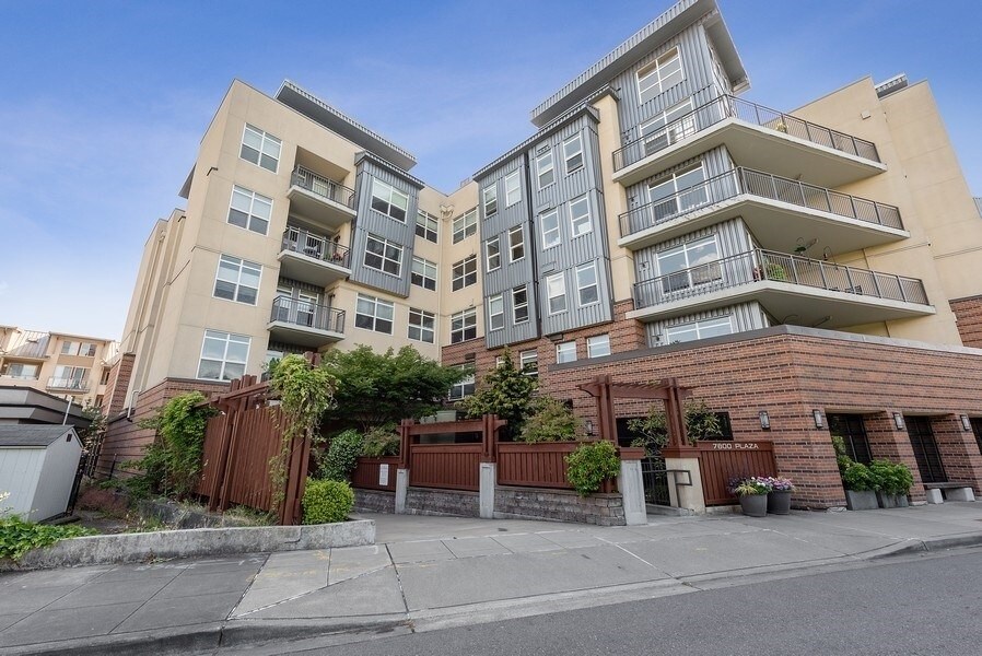 7800 SE 27th St 2 bedrooms + den Condo for Rent in Mercer Island