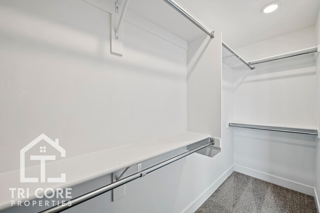 Building Photo - 140 E Lavalle-