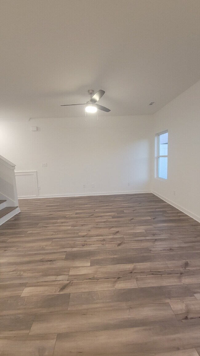 Foto del edificio - "Charming Newly built 3-Bed Townhouse Retreat with Granite Elegance in Prime Huntsville Location!"