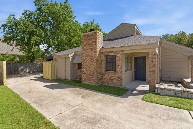 Foto del edificio - "Bright and Spacious 2-1 Duplex with Flexible Loft Space in Prime Keller Location!"