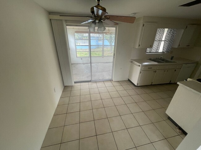 Building Photo - 2/1 in Port Richey