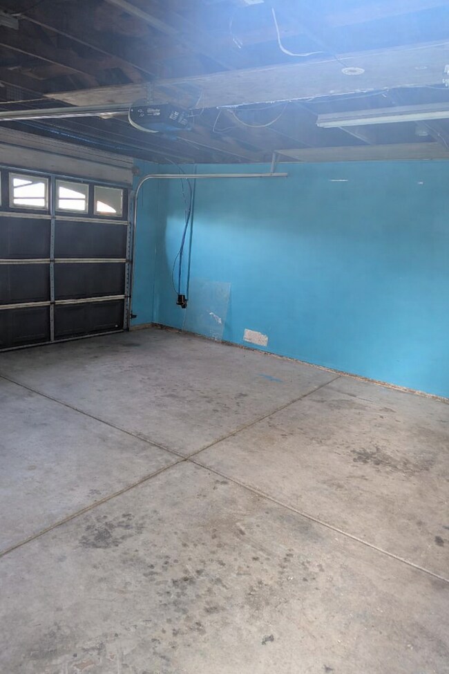 Foto del edificio - Bright 3-Bedroom Home with Solar, Backup Batteries, New plumbing, and Storage shed.