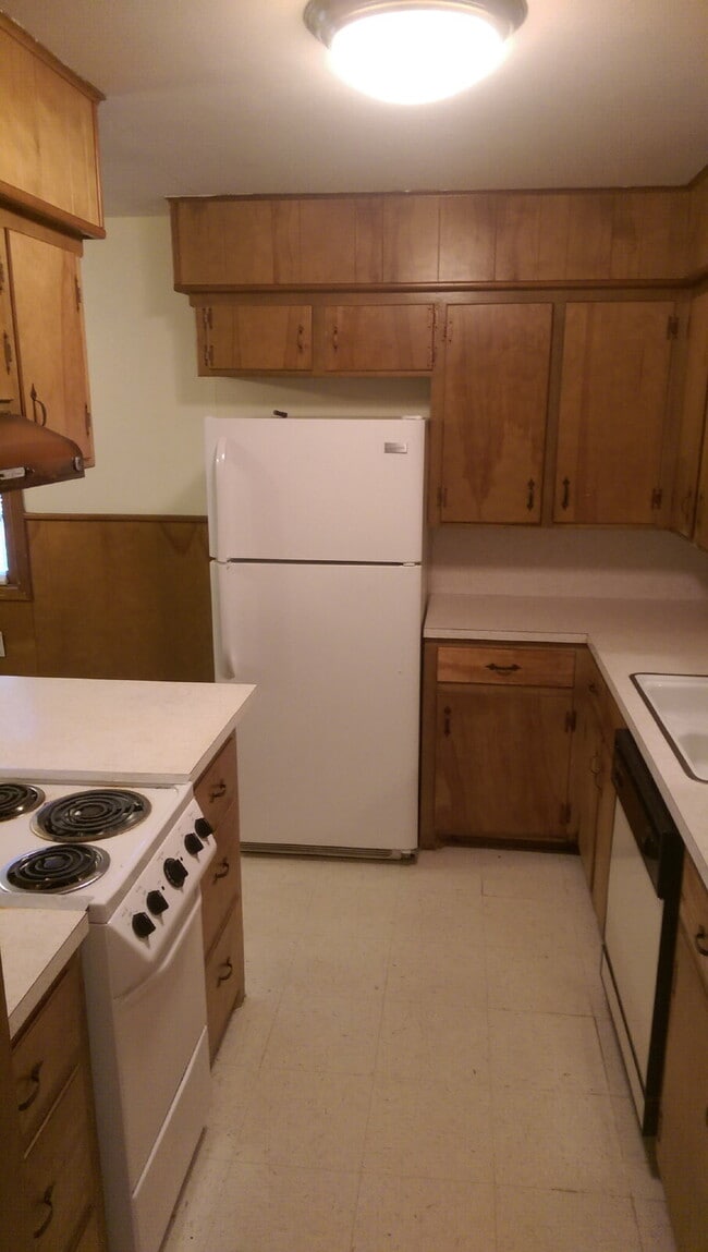 Building Photo - Cute & Quaint Duplex Located Across from A...