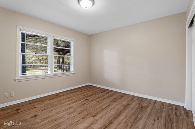 Building Photo - Cute 3 Bedroom 1.5 Bath