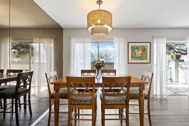 Foto del edificio - 6305 Morningmist Ct