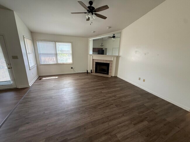 Foto del edificio - 390 Retrac Rd