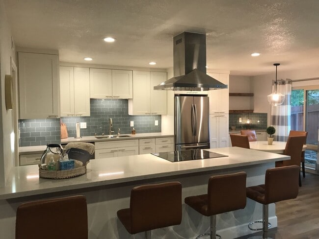 Building Photo - Beautiful Home in West Davis