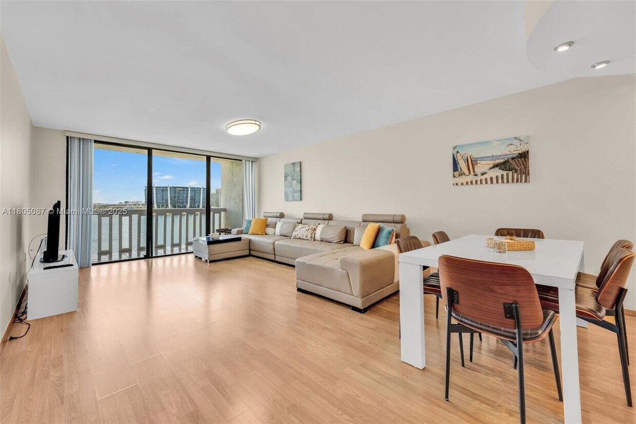 Foto principal - 17900 N Bay Rd