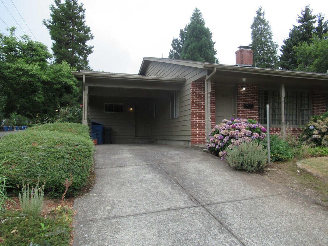 Foto principal - Three Bedroom Duplex in South Salem