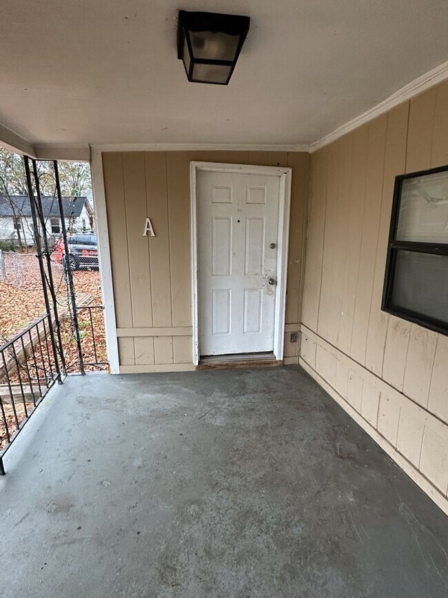 Building Photo - Newly Available! 2 Bedroom 1 Bathroom!