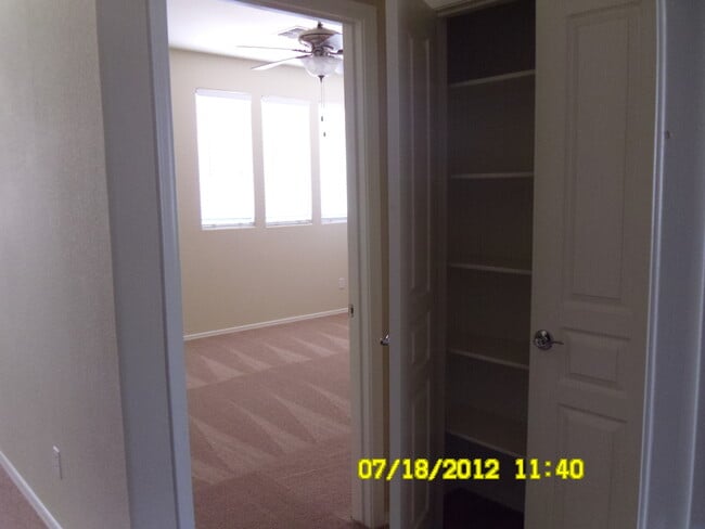Building Photo - FANTASTIC 4 BED, 2.5 BATH HOME WITH POOL ,...
