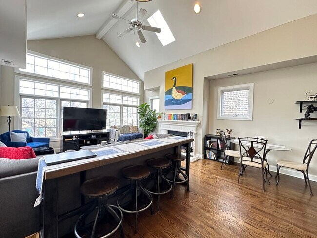 Foto del edificio - 643 W Belmont Ave