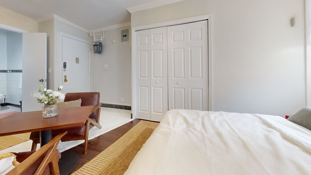 Photo - 534 E 14th St Apartment