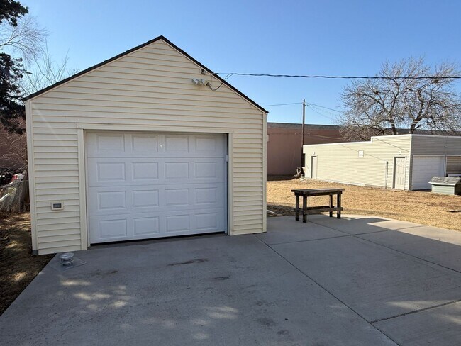 Building Photo - 1305 E 12th St