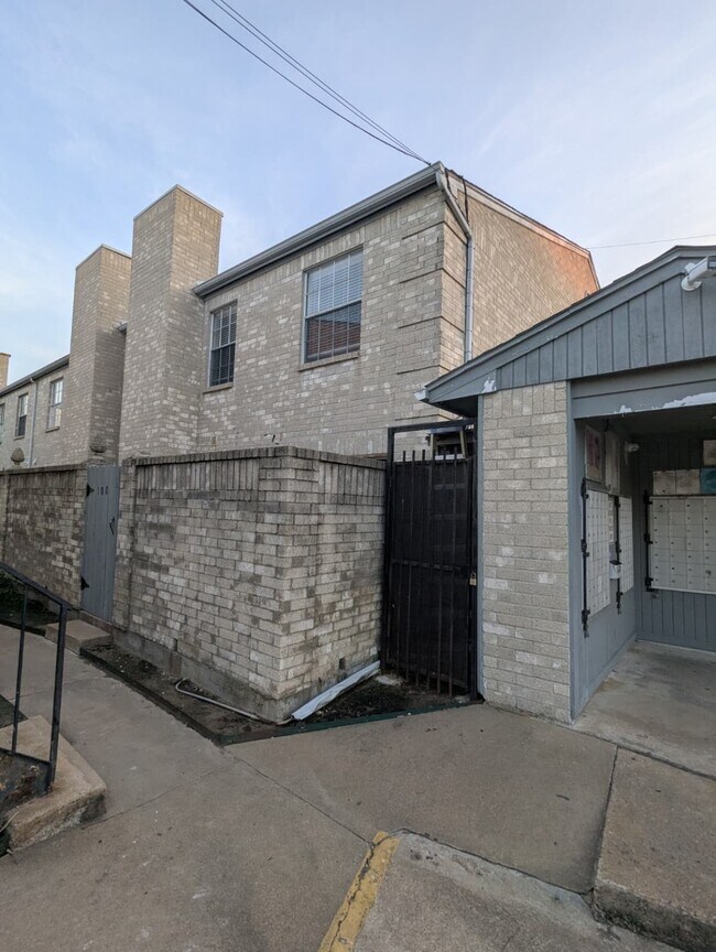 Building Photo - 6500 Sands Point Dr