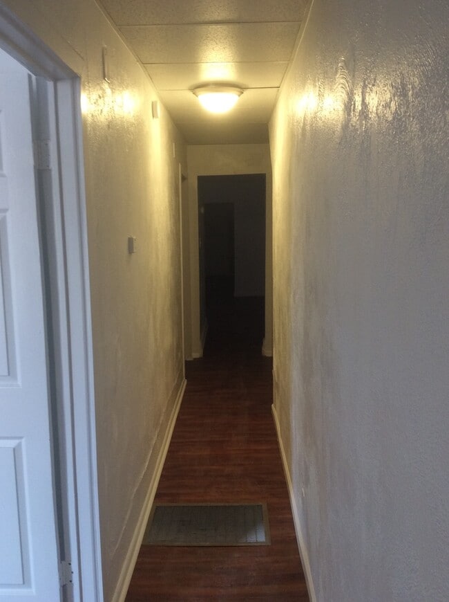 Building Photo - 3 Bedroom 1.5 Bath 1st Floor Apartment-York City SD