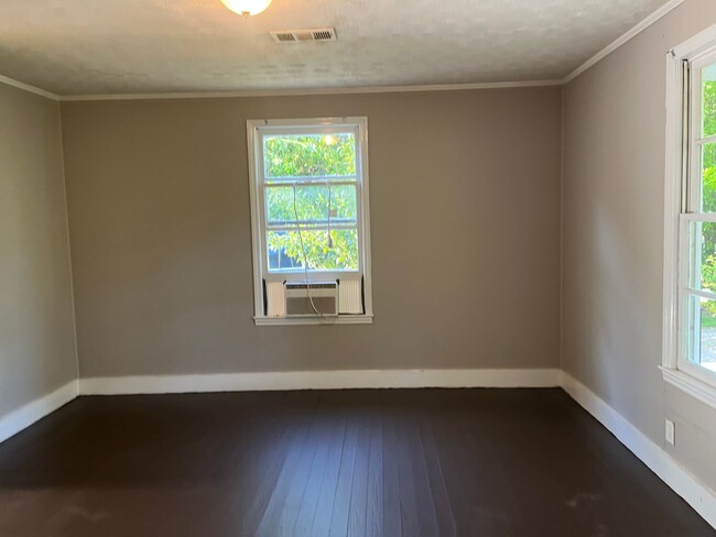 Building Photo - 2 Bed 1 Bath House