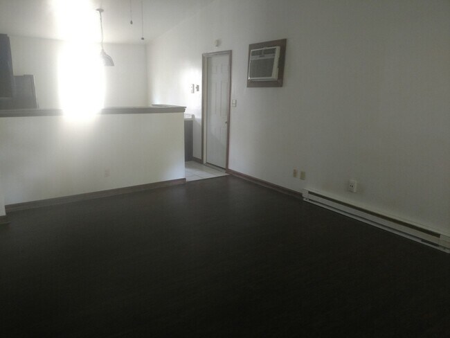 Foto del edificio - 3 Bedroom with Huge Fenced Back yard